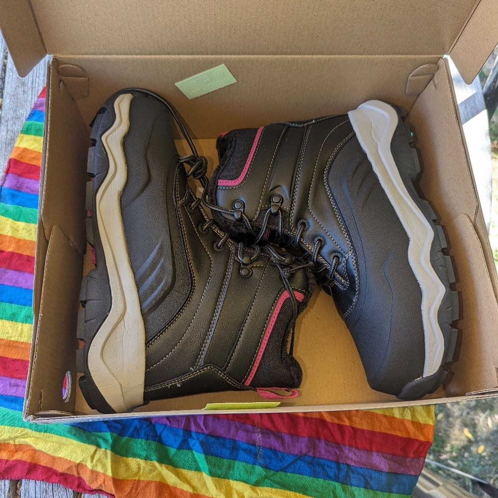 Woman's boots size 8 new